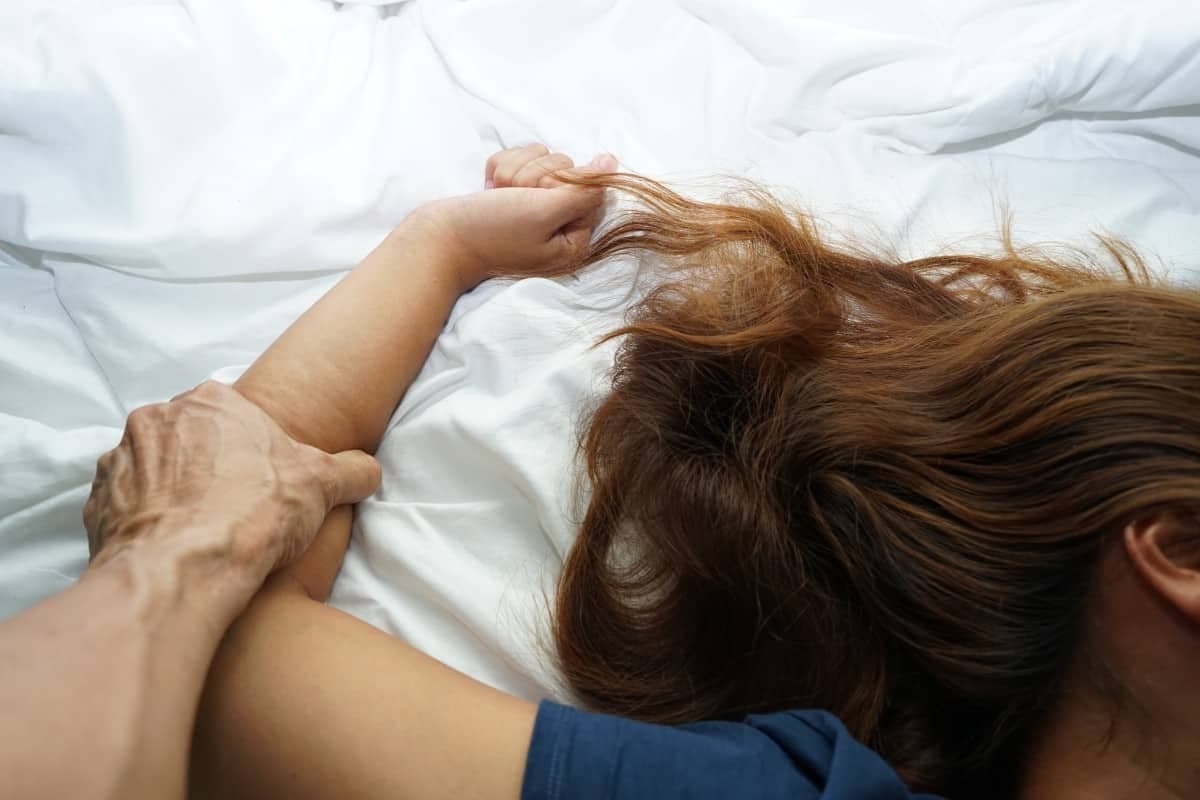 E rëndë në Ferizaj: Babai dyshohet se abuzoi seksualisht me vajzën e mitur (VIDEO)