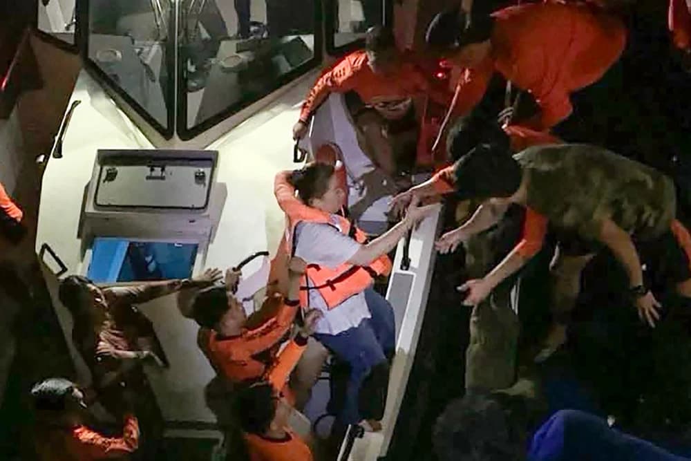 15 të vdekur pas fundosjes së tragetit në Filipine
