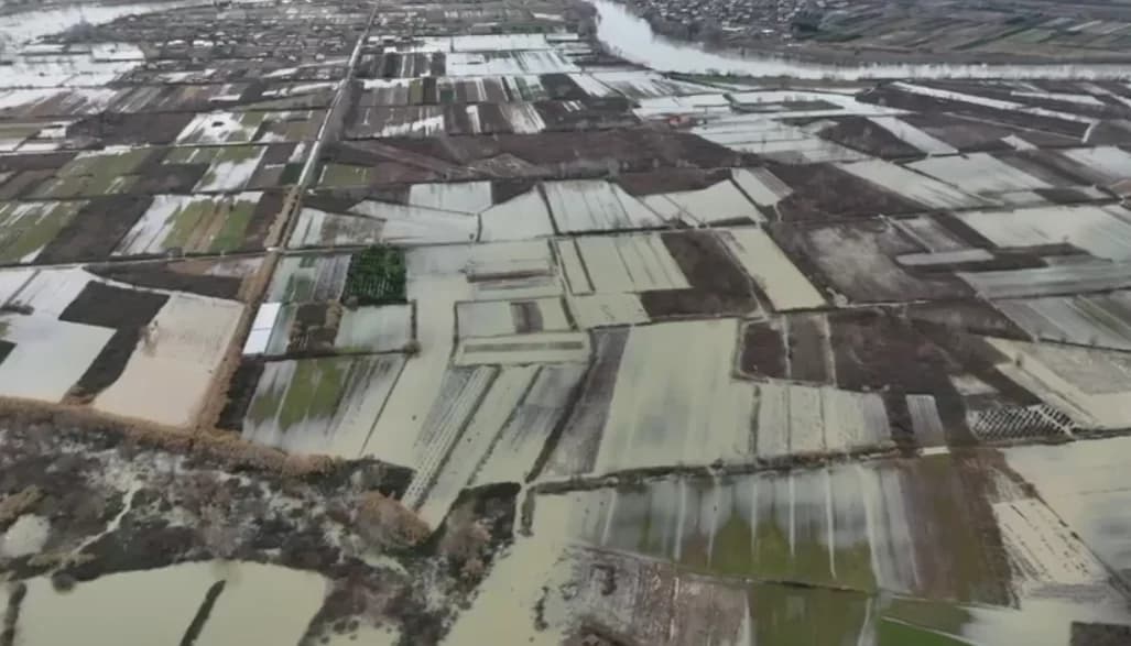 Situatë kritike në Gjirokastër dhe Durrës, qindra banesa nën ujë e familje të evakuuara