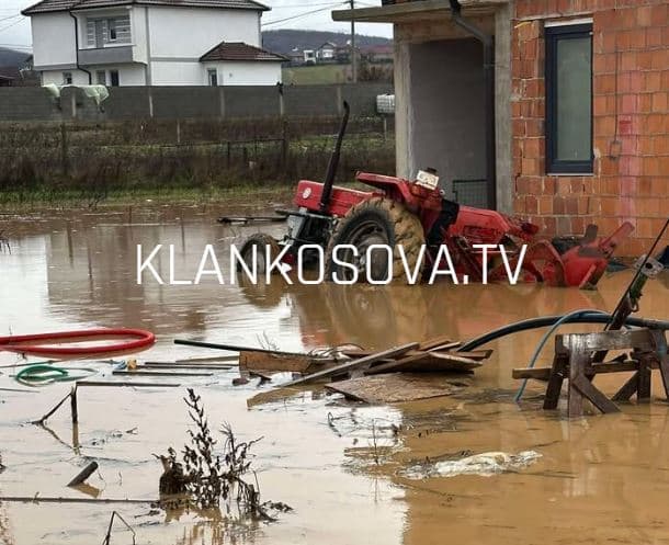 Traktori “zhytet” nën ujë në Lumnishte të Malishevës