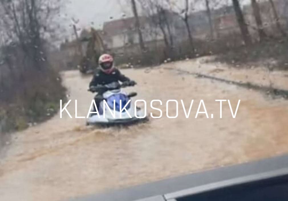 Vërshimet në Deçan bllokojnë rrugët, qytetari gjen zgjidhje të pazakontë