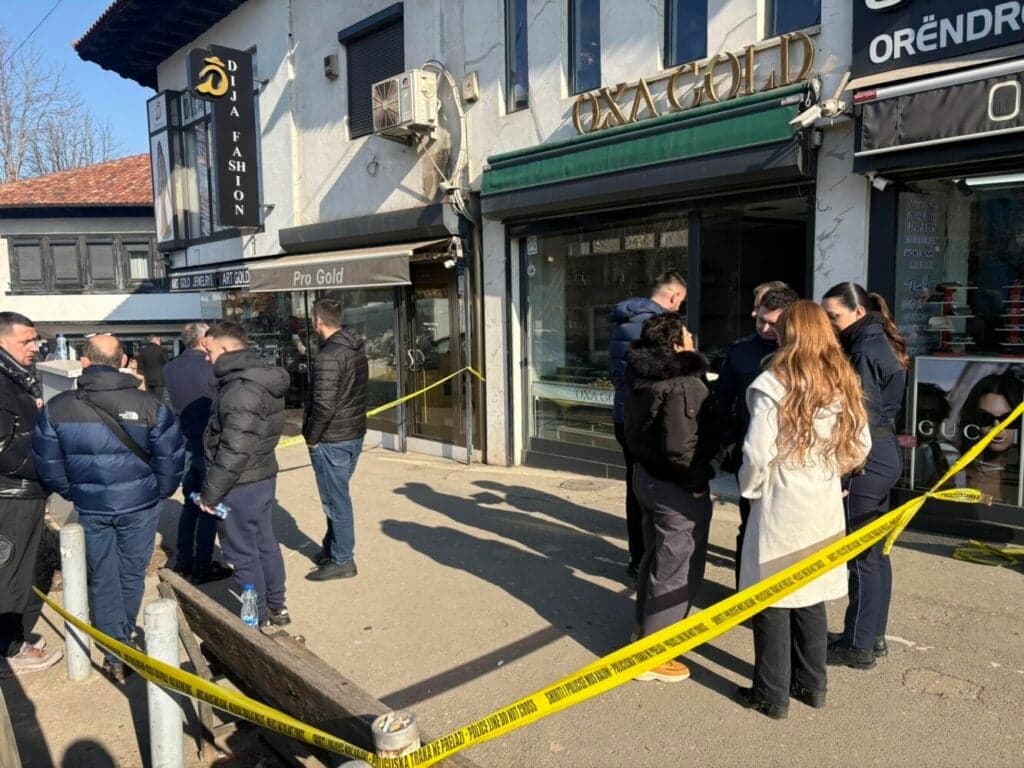 Argjendaria në Prishtinë u vodh nga hajnat, Policia e konfirmon rastin