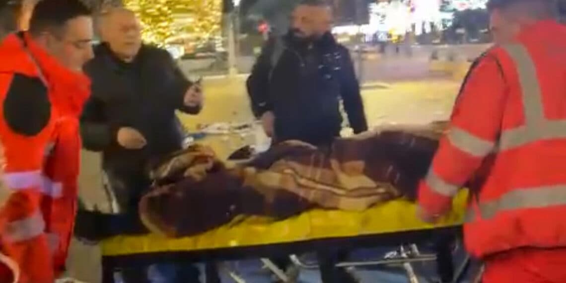 Policia ndërhyn në mesnatë për t'i hequr karriget, Adriatik Lapaj dërgohet me urgjencë në spital
