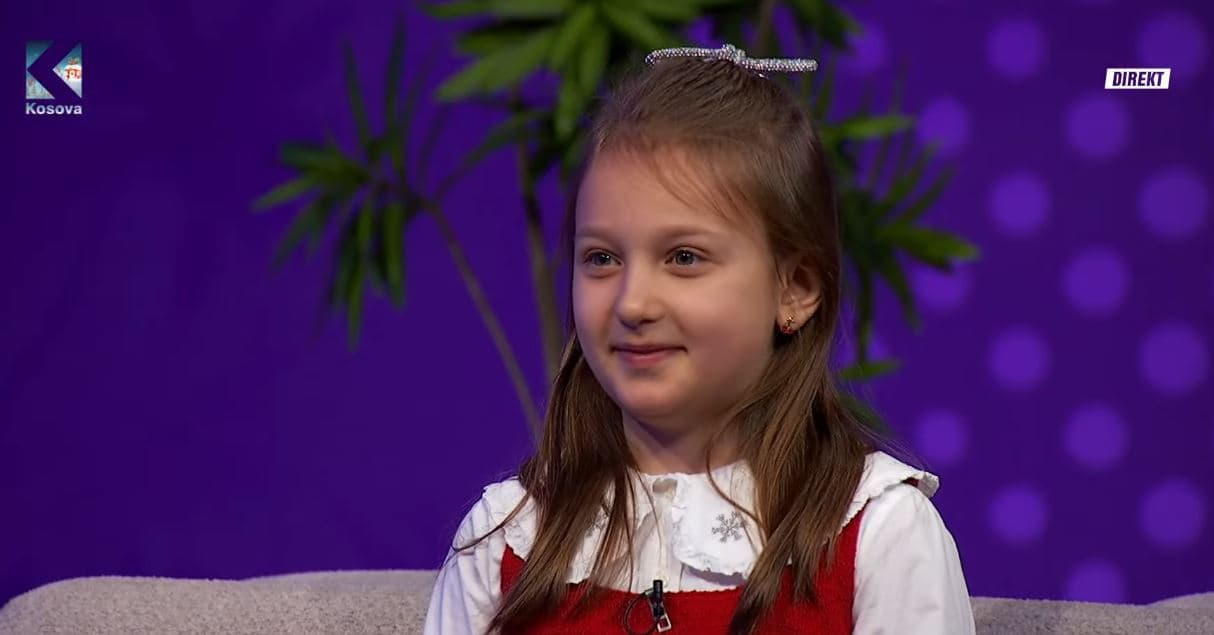 “Me gjyshin foli gjithçka”, Jetesa Zogaj befason kur këndon këngën e Ilir Shaqirit (VIDEO)