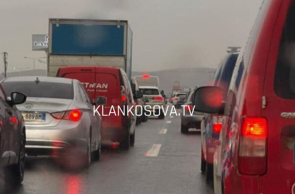 Reshjet e dendura krijojnë kolona të gjata në magjistralen Pejë-Prishtinë