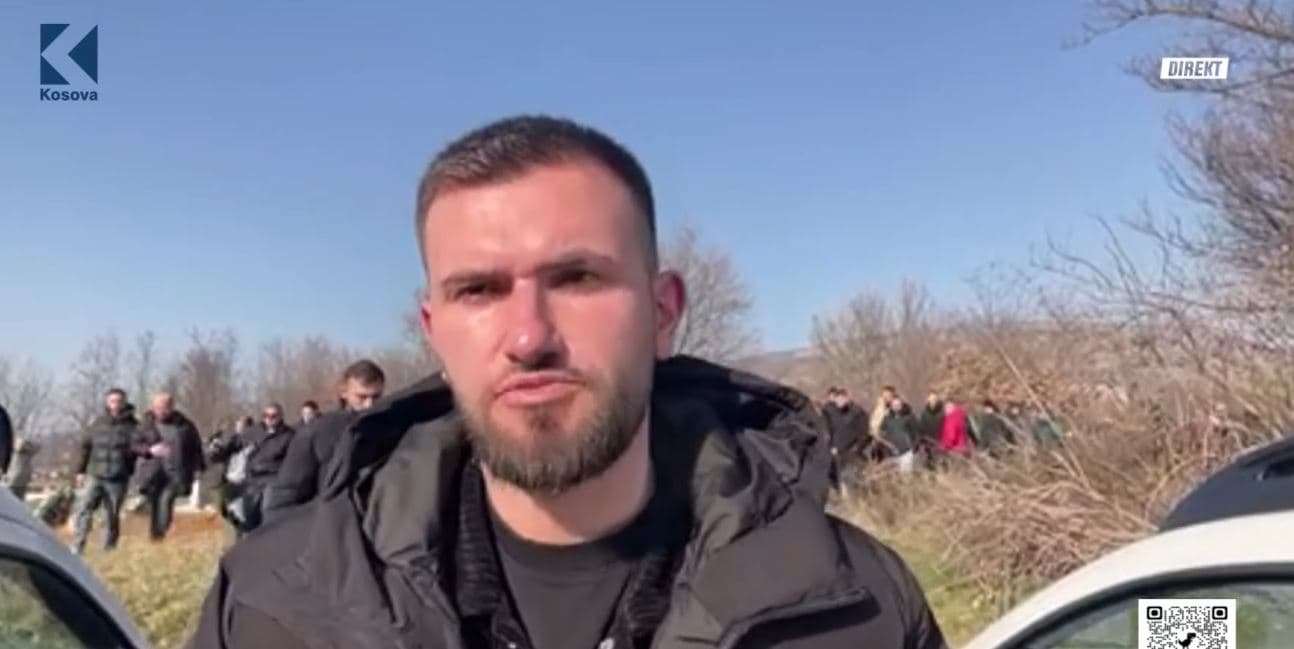 Labit nuk i lejohet të flasë me familjarë – pamje nga varrimi i gjyshit të banorit (VIDEO)