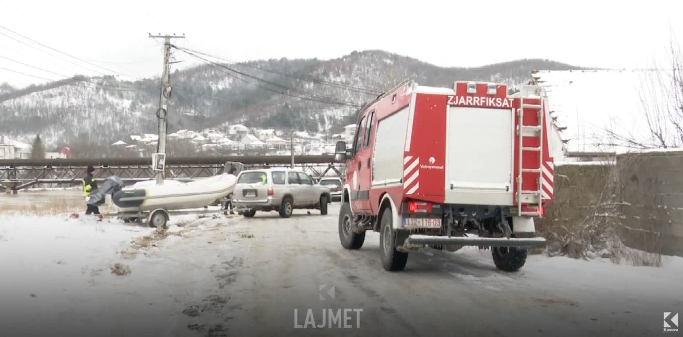 Vërshimet në Mitrovicë: Evakuohen 22 familje të ngujuara në shtëpi (VIDEO)