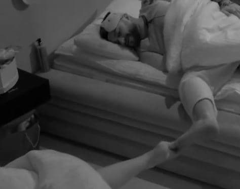 Limi dhe Dolce ‘fërkojnë’ këmbët teksa shtrihen për të fjetur (VIDEO)