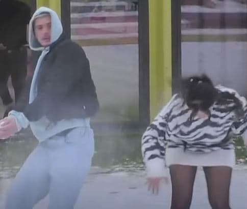 Londrimi, Klodi dhe Alba luajnë me borë (VIDEO)