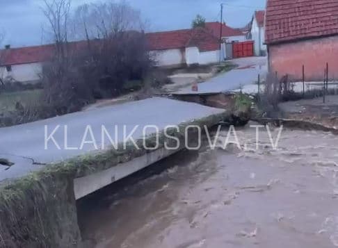 Të reshurat e ndajnë në mes urën në Gadime (FOTO)
