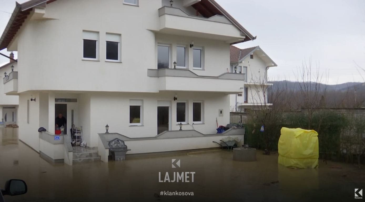 Gjendja e rënduar: Me kova e lopata, prizrenasit “luftojnë” ujin (VIDEO)