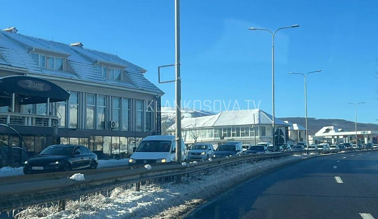 Kolona të gjata në magjistralen Pejë - Prishtinë (VIDEO)