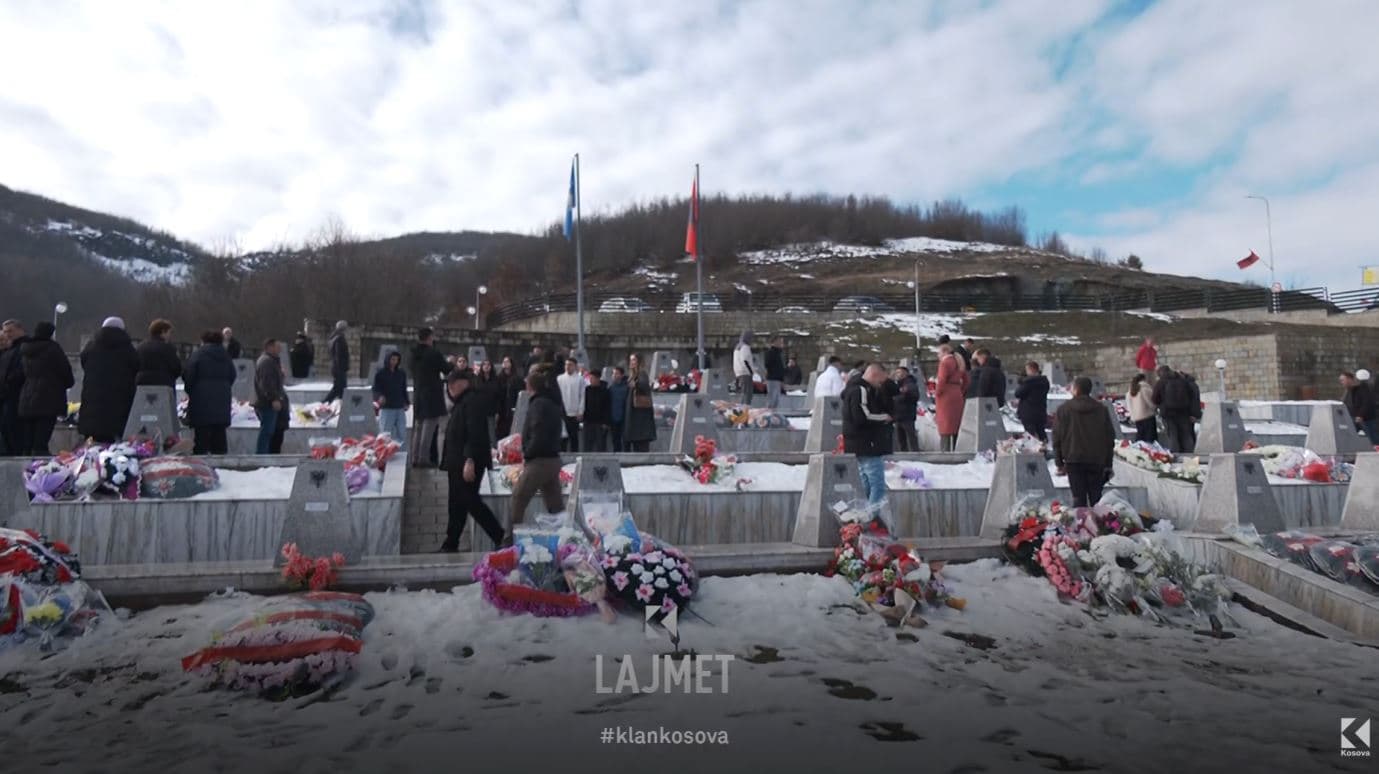 Familjarët e viktimave: Koha nuk e zbeh dhimbjen në Reçak (VIDEO)