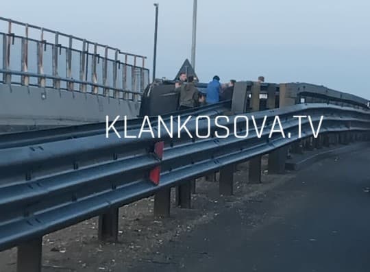 Rrokullisja e veturës në hyrje të autostradës "Ibrahim Rugova", policia jep detaje