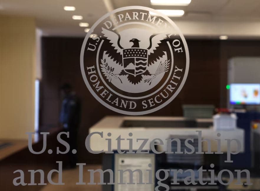 A ka përjashtime? Ambasada amerikane jep shpjegimet për pezullimin e vizave emigruese
