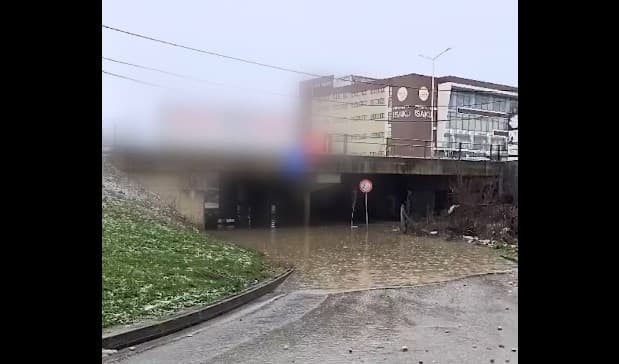 Sasi e madhe e ujit, bllokohet nënkalimi në afërsi të Preocit (VIDEO)
