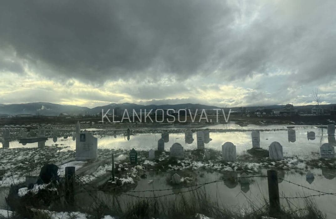 Vërshimeve nuk i shpëtojnë as varrezat në afërsi të Muzeqinës së Shtimes
