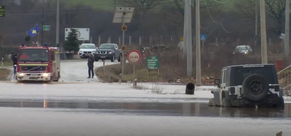 Reshjet e shiut: Vërshohet rruga Ferizaj-Gjilan (VIDEO)