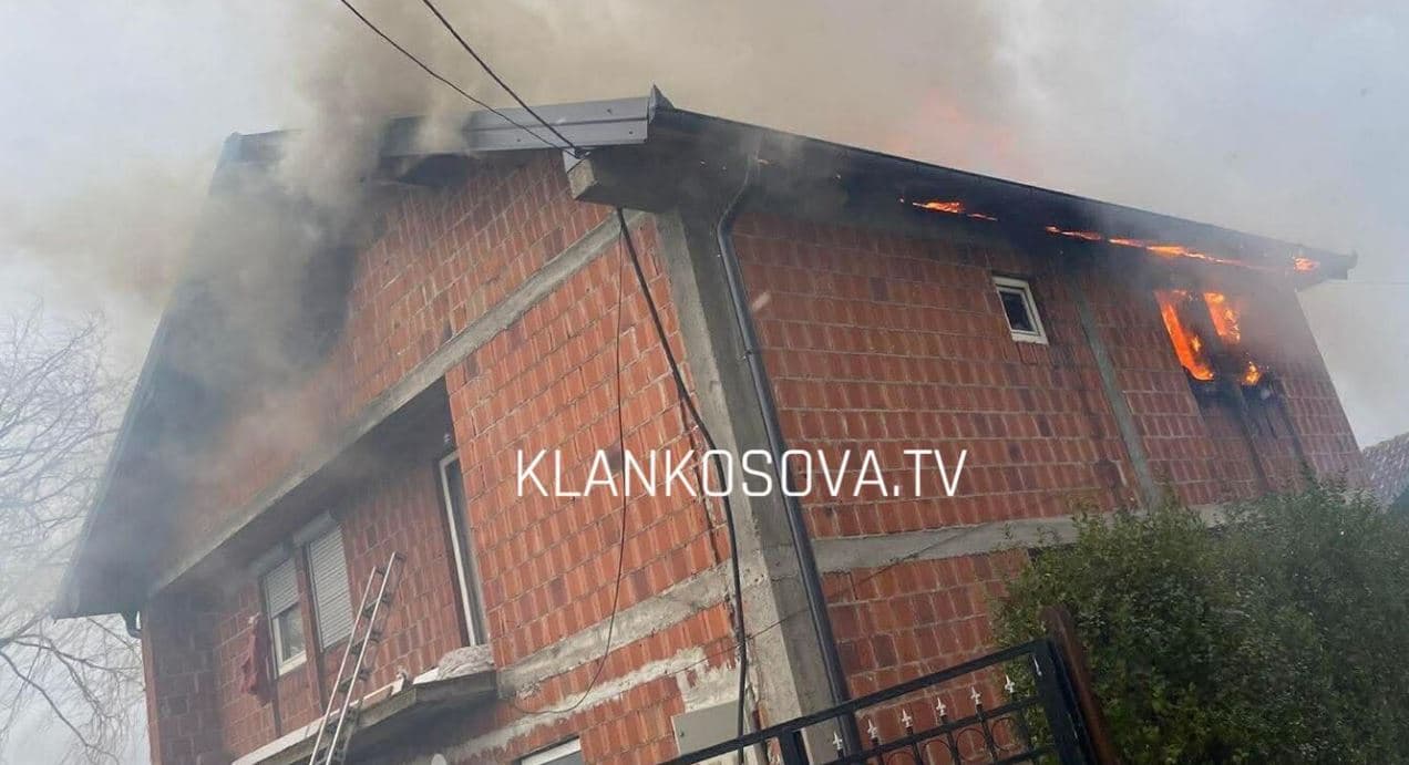 Kati i dytë i një shtëpie në Gjakovë u kaplua nga zjarri (FOTO)