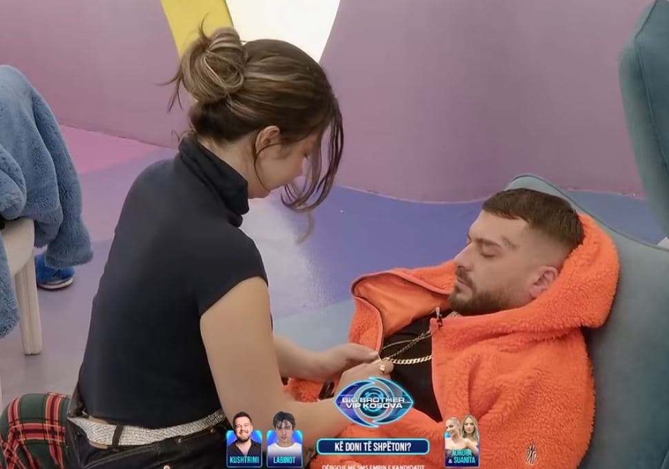 Limi i kërkon puthje Albës (VIDEO)