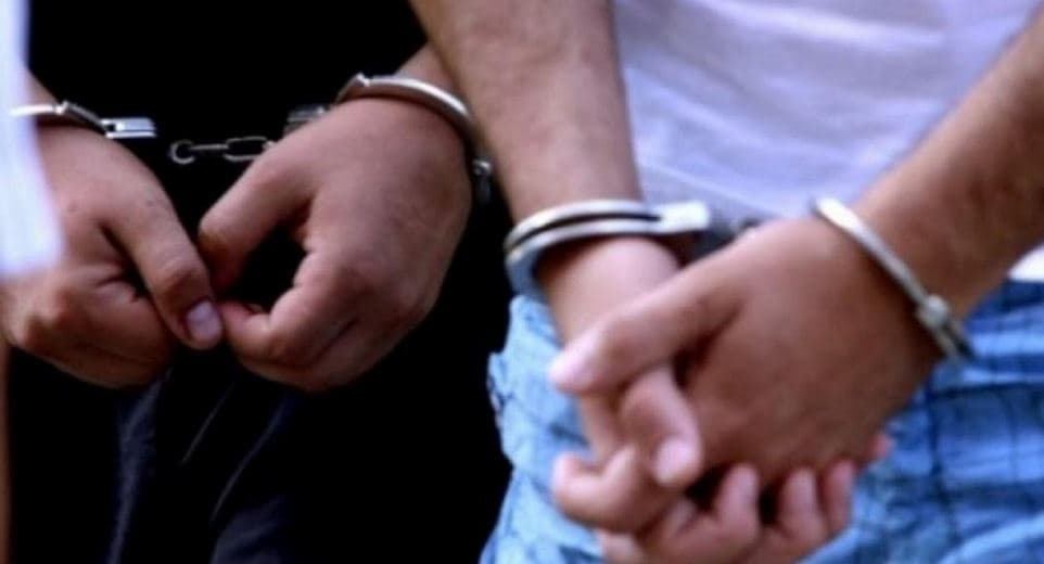 Incident në Drenas: Dy të arrestuar, dyshohet se sulmuan një person me mjete të forta