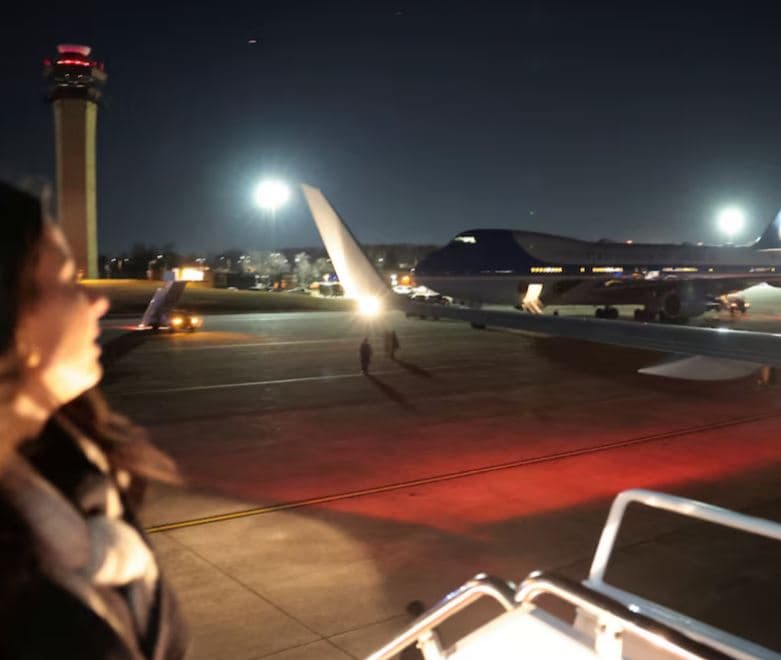 Aeroplani i Trumpit ulet në mënyrë të sigurt pas një 'problemi elektrik', udhëtimi në Davos vazhdon