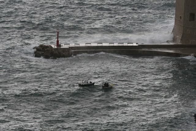 Dubrovnik: Një burrë humb jetën pasi valët e forta e tërheqin në det