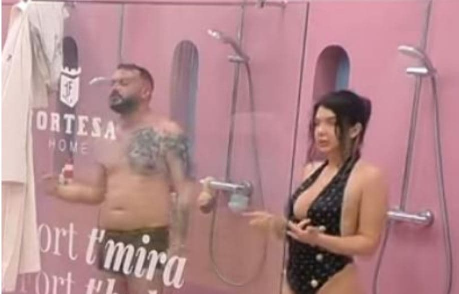 “Sillen si të panjohur..”, Limi dhe Alba bashkë në dush (VIDEO)