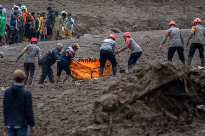 Indonezia rifillon kërkimet për 80 persona pas rrëshqitjes së dheut