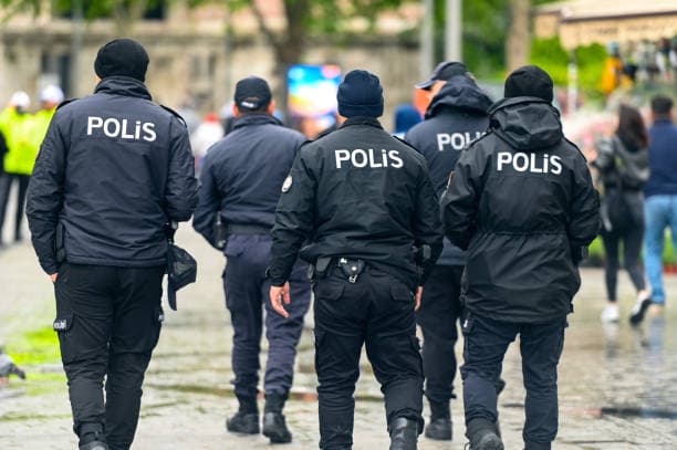 Turqia kap 17 të kërkuar në një operacion ndërkombëtar, përfshirë një në Kosovë