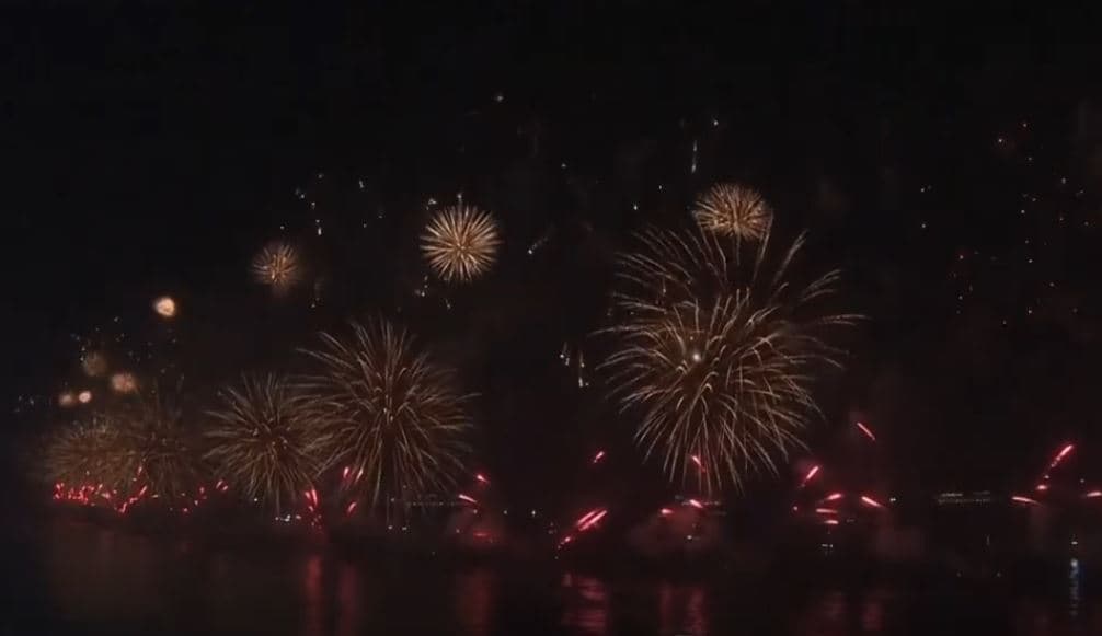 Ndërrimi i motmoteve: Spektakël fishekzjarrësh nëpër botë (VIDEO)