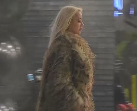 “Largohu, ik” – Benita e rreptë me Klodin, s’e do afër (VIDEO)
