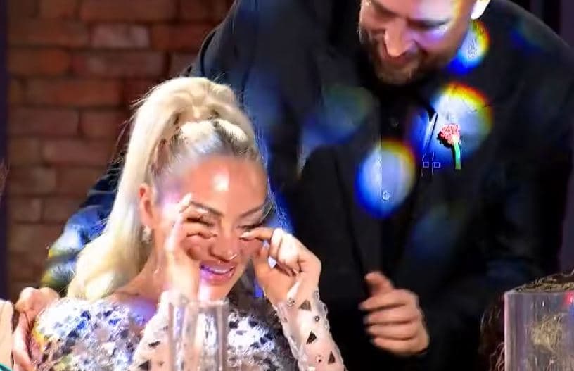 Benita plas në lot në dasmën e Klodit & Elijonës (VIDEO)