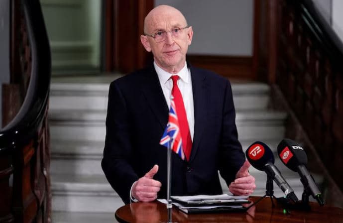 Britania e Madhe premton 205 milionë dollarë për të dërguar armë amerikane në Ukrainë