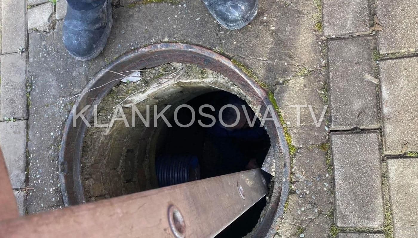 Gjakovë: Një person bie në pusetë, shpëtohet nga zjarrfikësit