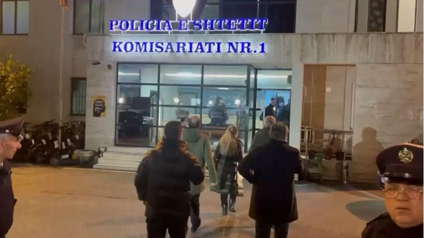 Mbi 40 të shoqëruar në polici pas protestës në Tiranë, ndër ta 3 të mitur