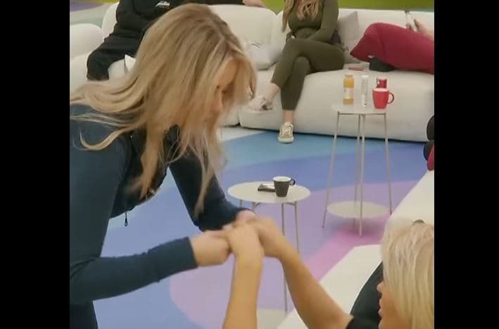 Vajzat e BBVK e mësojnë Elijonën ta bëjë temenan (VIDEO)