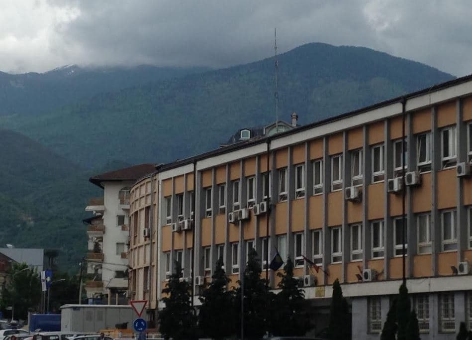 Lirohet nga akuzat për dhunë në familje një burrë në Pejë