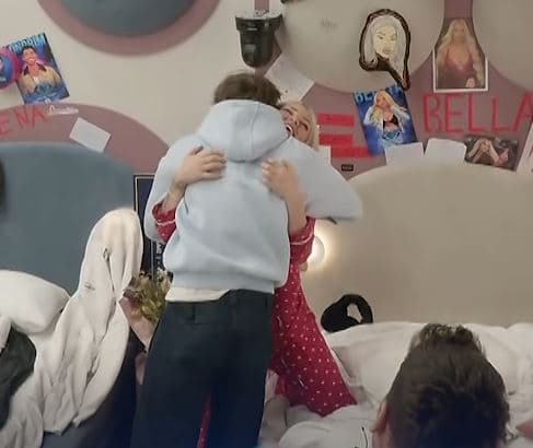 Klodi dhe Benita ndajnë përqafim të përzemërt, banorët i ngacmojnë (VIDEO)