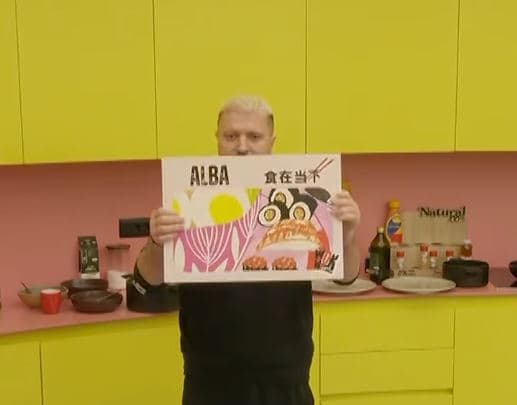 Labi nga brenda shtëpisë i uron suksese Albës jashtë (VIDEO) 