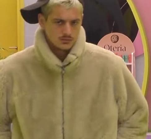 Londrimi e imagjinon veten në një sfilatë mode (VIDEO)