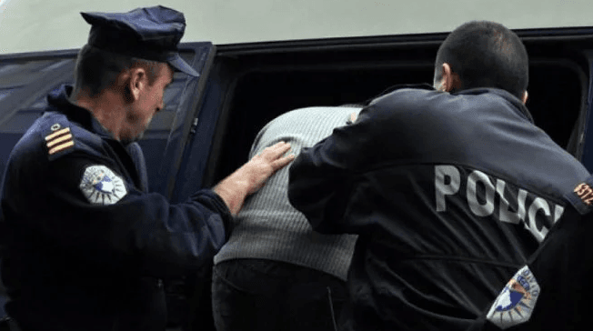 Arrestohet shtetasi i huaj në Prishtinë pasi iu gjetën dy thika