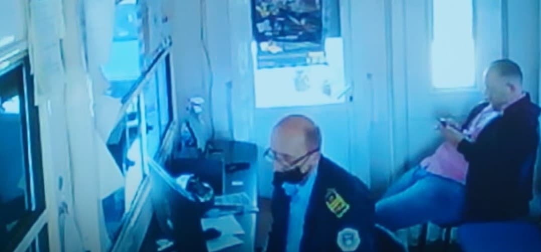 Pamje të policëve duke marrë ryshfet në "Qafë Morinë" (VIDEO)