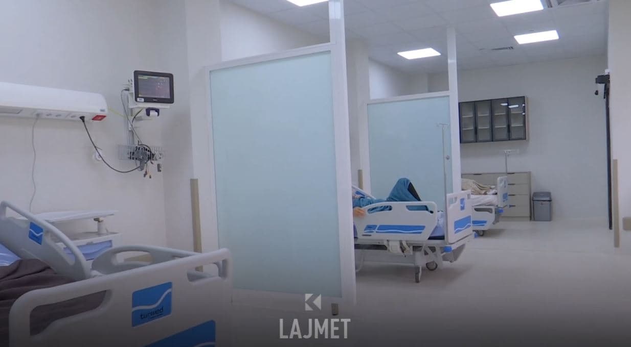 Kujdesi për pacientin: Familjari paguan 3 euro në QKUK, por s’ka as karrige (VIDEO)