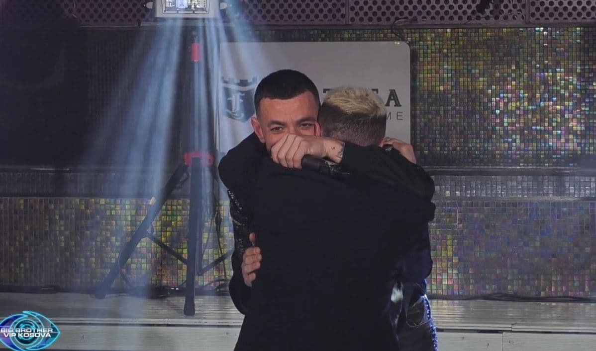 Stresi i vjen në vizitë Labit, banori emocionohet (VIDEO)