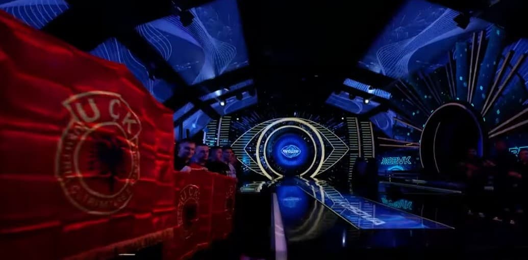 Publiku me flamujt e UÇK-së në spektaklin e BBVK-së (VIDEO)