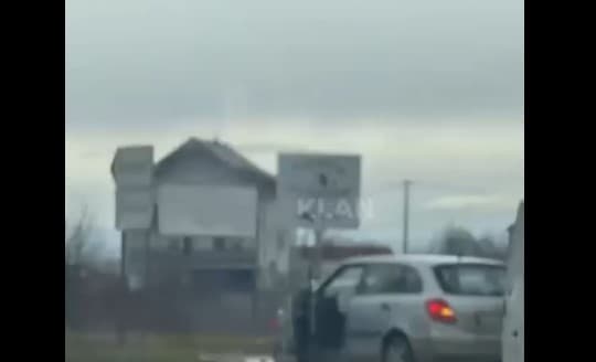 Vetura godet anësoret e rrugës, lëndohet një person (VIDEO)
