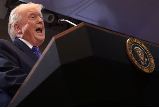 Pas vendimit të Supremes, Trumpi planifikon një tarifë globale prej 10%