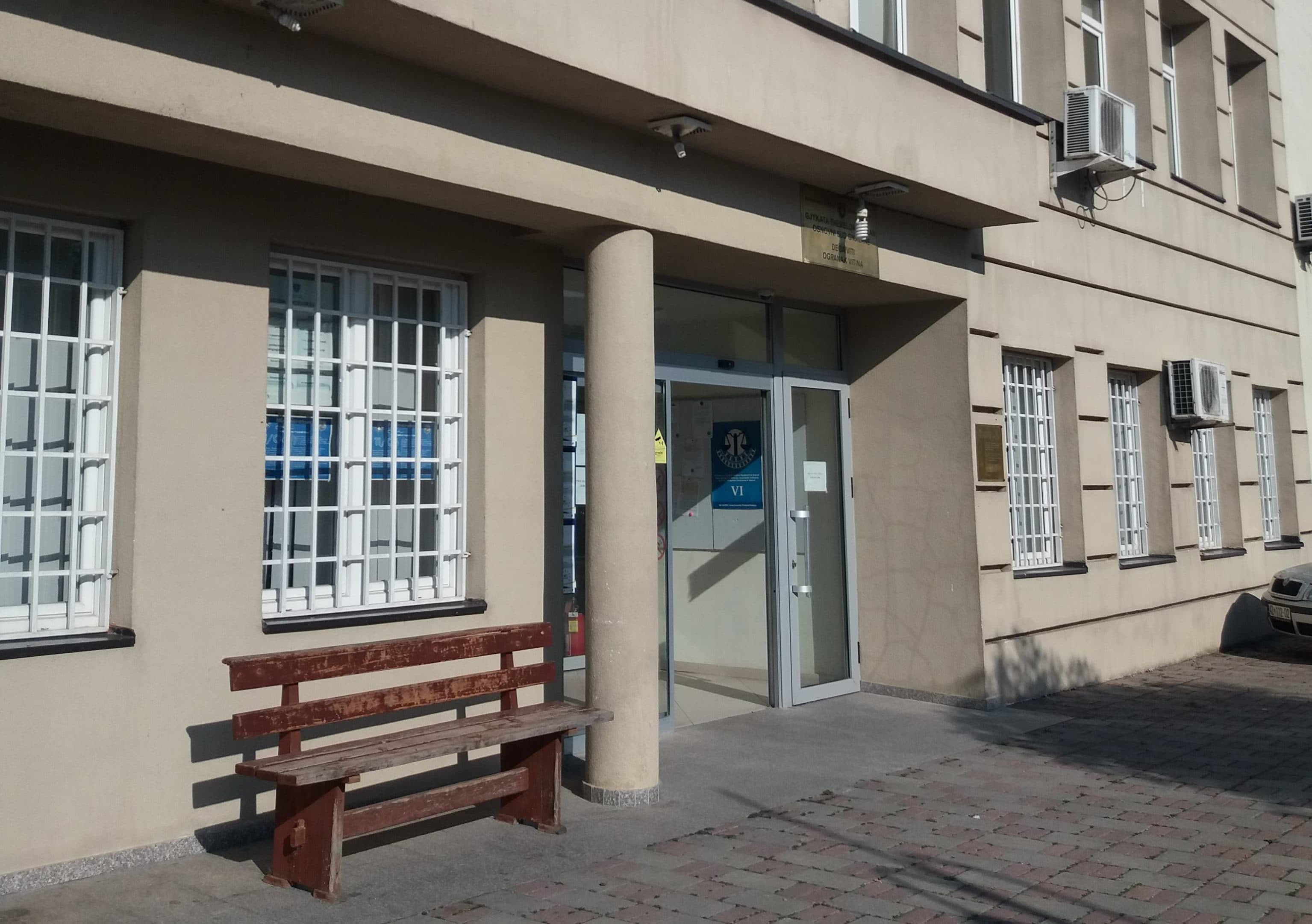 Aktakuzë ndaj burrit që kërcënoi gazetarët në Viti