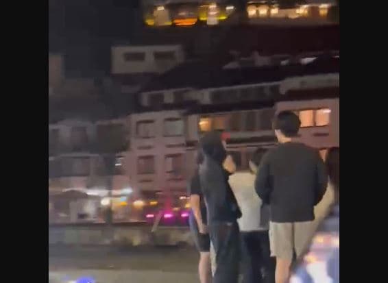 Turistët dalin jashtë hotelit në Prizren pas tërmetit (VIDEO)